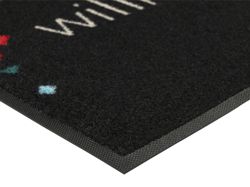 Eckansicht der Fußmatte mit Mosaik und Schriftzug "herzlich Willkommen" in schwarz