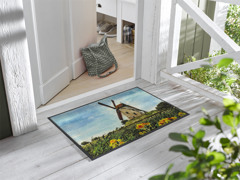 Fußmatte mit Windmühle und Blumenwiese im Eingangsbereich