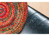 Rückenansicht der Fußmatte in Sonderform mit rot-bunten Punkten