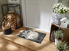 Fußmatte mit Hirschsilhouette und Schriftzug "Zuhause" vor der Tür