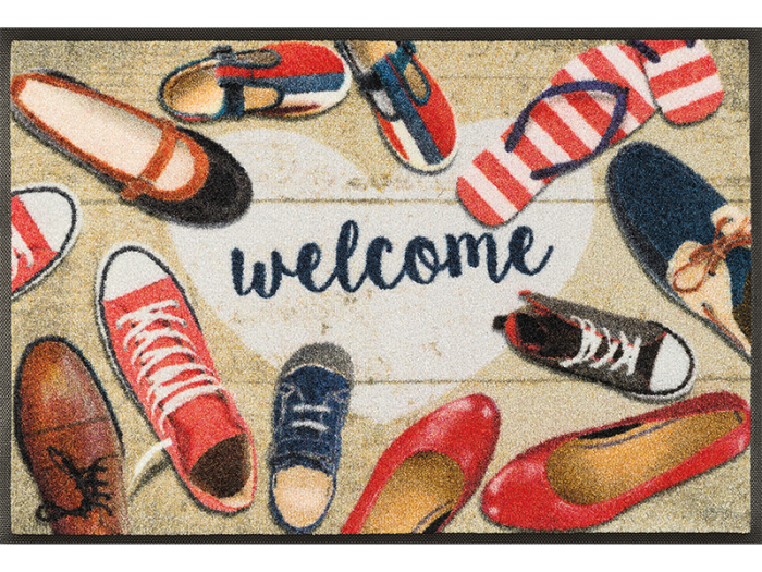 Fußmatte mit Schuhen und Schrift "welcome"