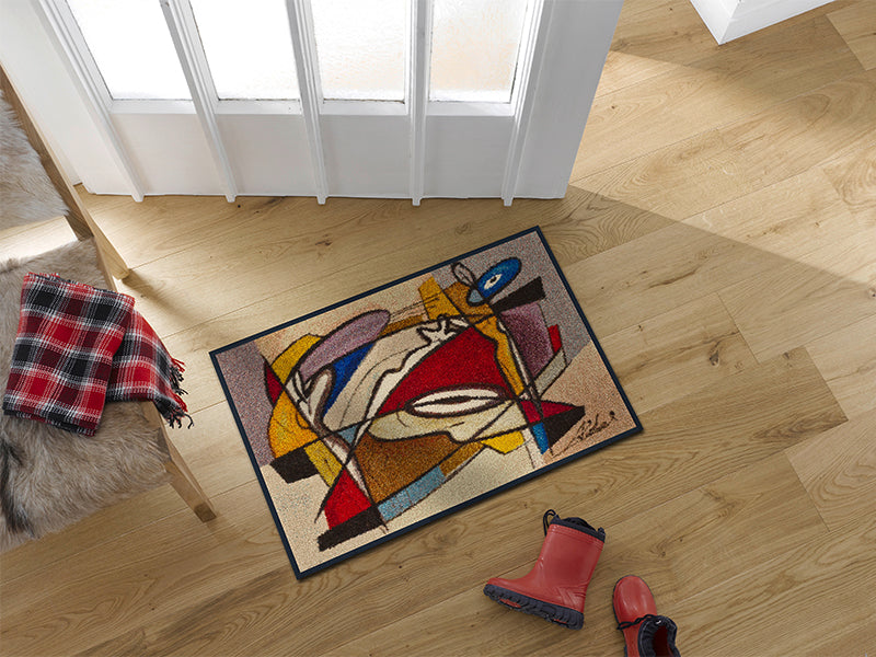Fußmatte mit künstlerischem Design vor der Tür