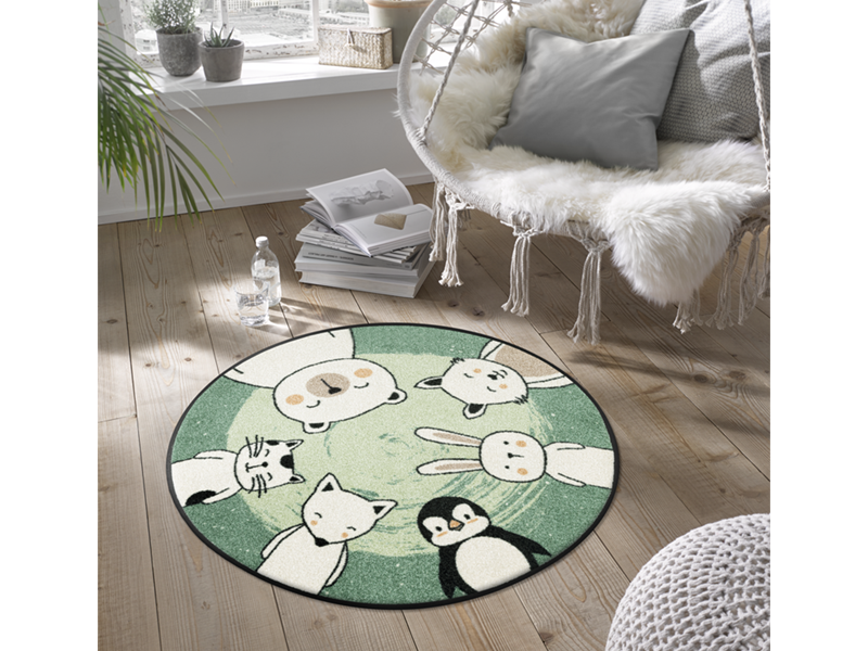 runde Fußmatte mit Tieren auf mintgrünem Hintergund im Wohnzimmer