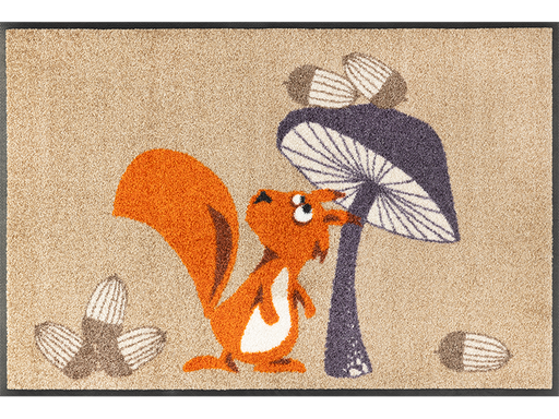 Fußmatte mit Eichhörnchen unter einem Pilz mit Haselnüssen